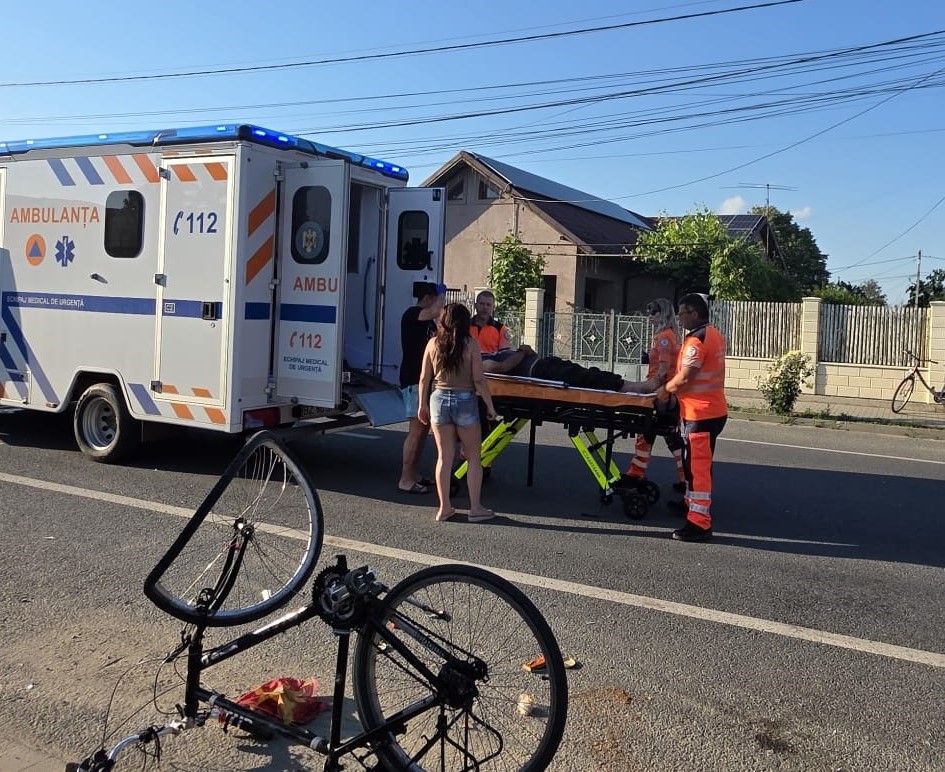 Biciclist spulberat de mașină, pe DJ 203 K. Este al doilea accident produs în decurs de câteva ore, pe același drum (FOTO&VIDEO)