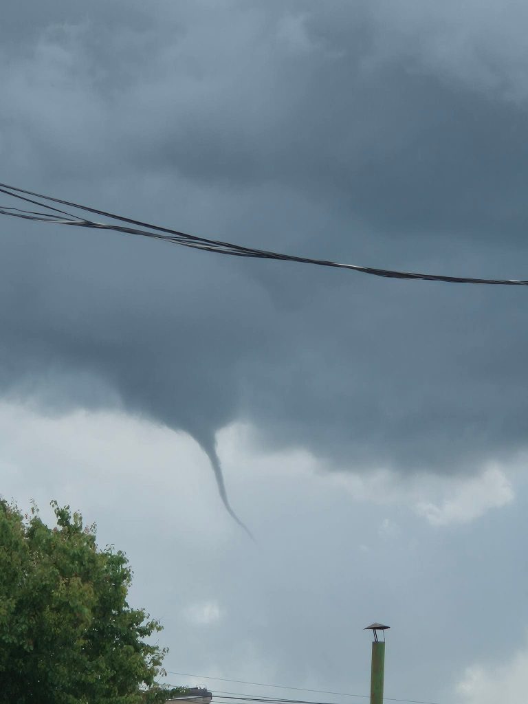 FOTO Fenomen meteo spectaculos, vizibil din Buzău. Un nor-pâlnie a fost surprins spre Dealul Istrița
