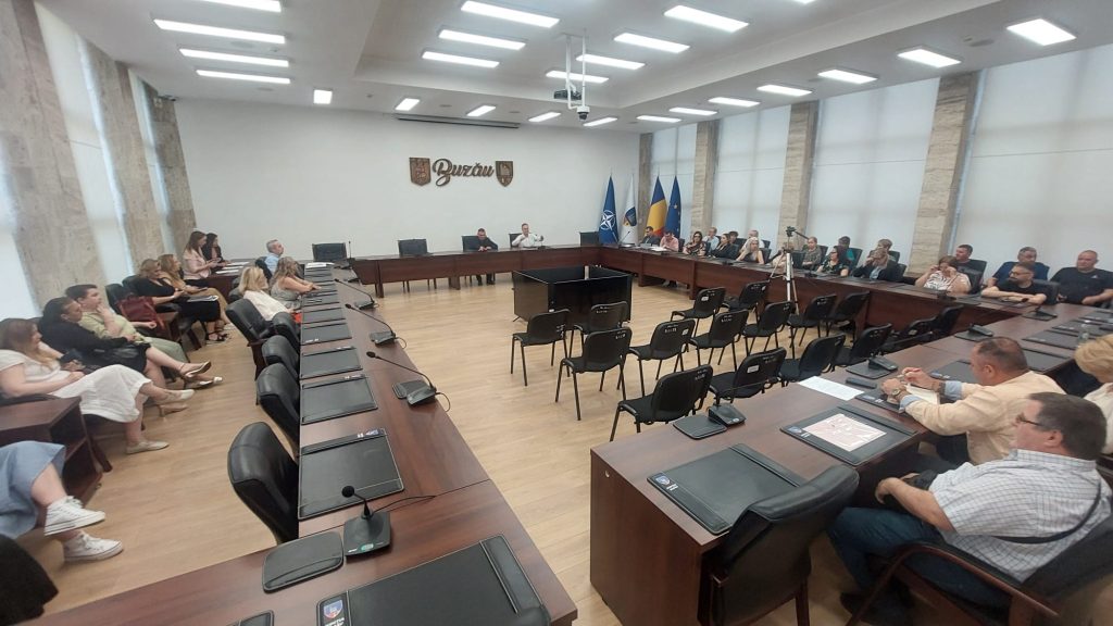 (VIDEO) Cine are de suferit în urma comasării Centrului de Cultură cu Teatrul „George Ciprian”. Salarii, mai mici cu 30%. Consiliul Județean a băgat angajații în ședință