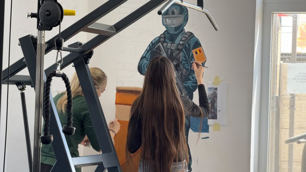 Culoare și energie în sala unde se antrenează mascații din Buzău! Ei sunt cei care au transformat spațiul rigorii într-o galerie de artă urbană (FOTO)