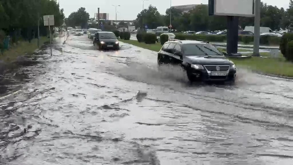 (VIDEO) Canalizările nu au făcut față ploii torențiale. Trafic îngreunat în Zona Industrială