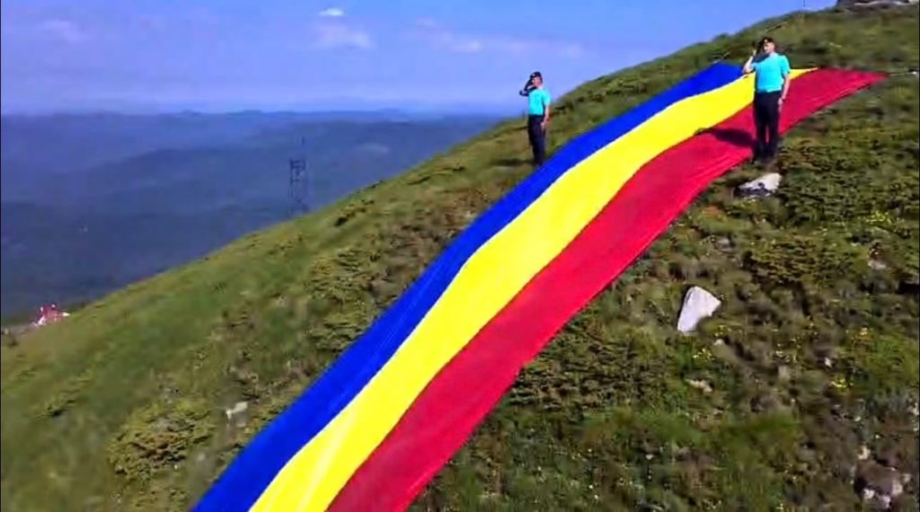 Momente speciale, la Buzău, de Ziua Drapelului Național. Tricolorul, purtat pe străzile orașului și arborat pe cel mai înalt vârf din județ (FOTO&VIDEO)