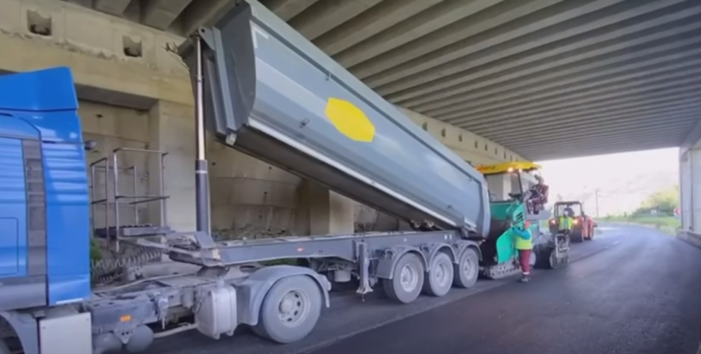 Lucrări de asfaltare pe DN10, circulație restricționată (VIDEO)