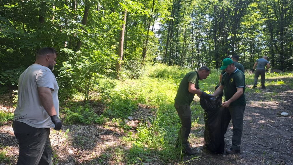 Pădure transformată în groapă de gunoi! Sute de kilograme de deșeuri, strânse în doar câteva ore. Apelul silvicultorilor (FOTO)