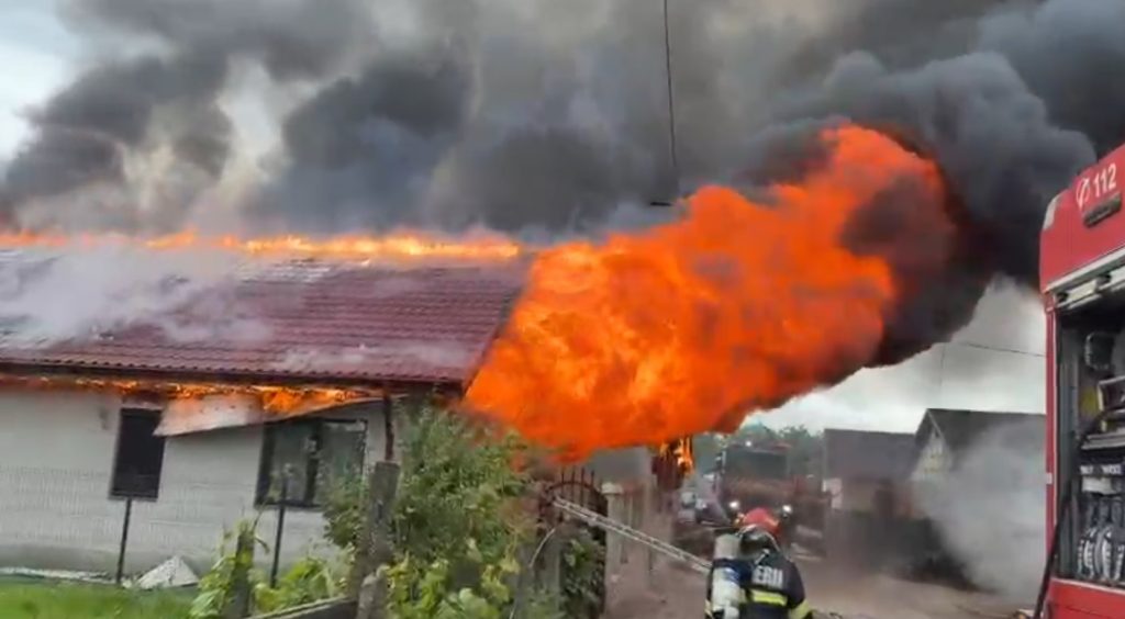 Incendiu violent la Săhăteni! Pompieri din două județe intervin pentru a stinge flăcările care au cuprins două locuințe (VIDEO)