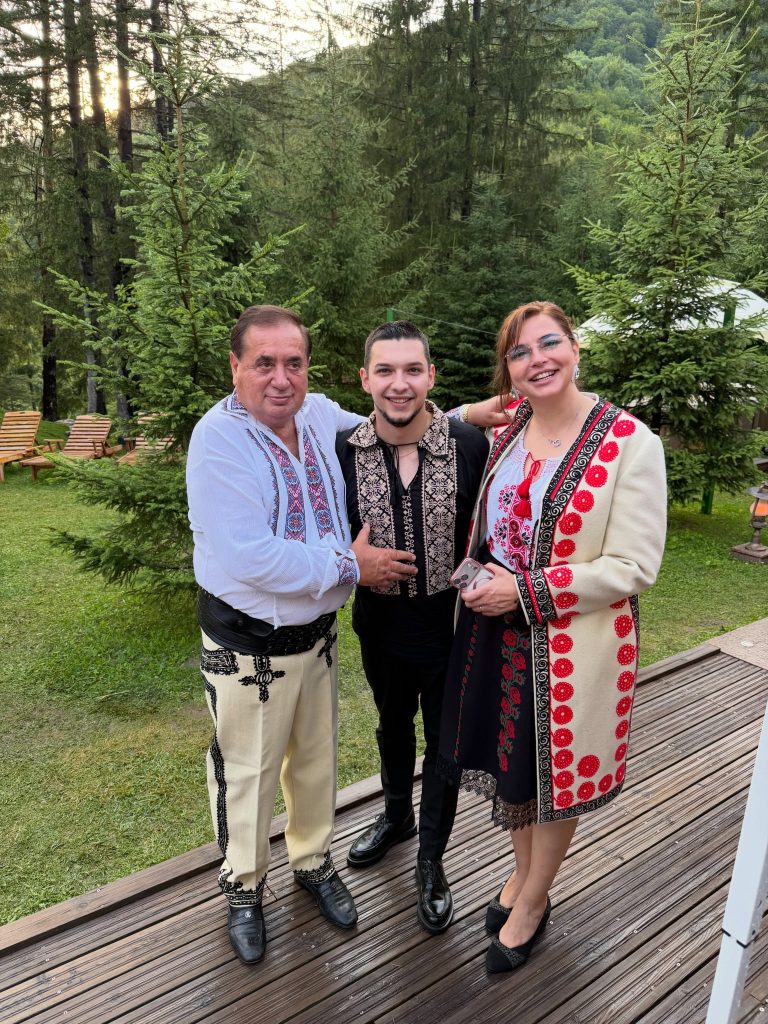 Primele imagini de la nunta anului din Munții Buzăului! Magnatul Ioan Niculae și mireasa lui, prefectul de Teleorman, s-au cununat în straie populare (FOTO)