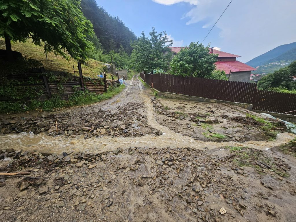 Rupere de nori la Siriu: drumuri comunale transformate în râuri, căderi de pietre pe șosea (FOTO&VIDEO)