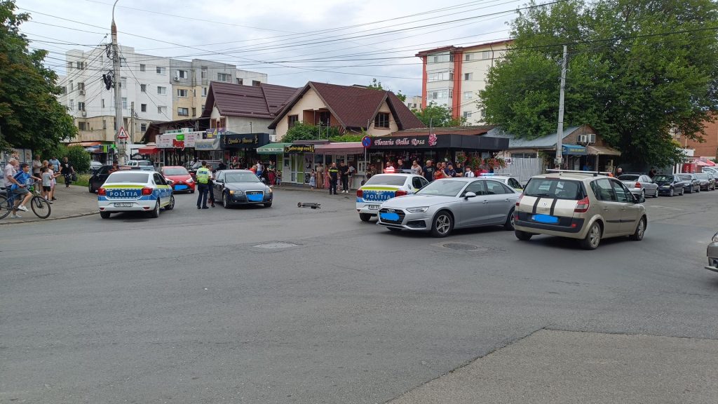 O trotinetă electrică pe care se aflau două tinere, implicată într-un accident. Fetele au fugit de la locul incidentului (FOTO)