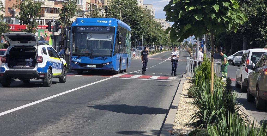 Femeie rănită după ce a fost lovită de un autobuz, pe Bulevardul Unirii. Cum s-a produs accidentul (FOTO)