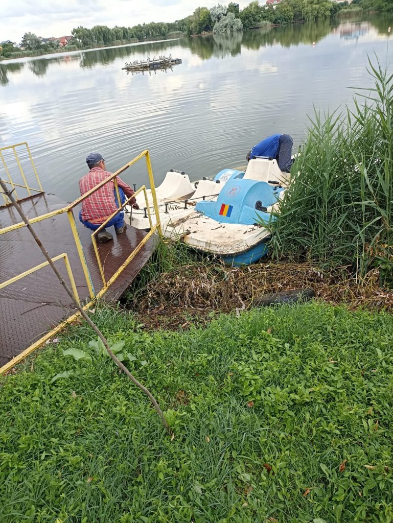 Intervenție în Parcul Tineretului după ce doi minori au ieșit cu o hidrobicicletă pe lac