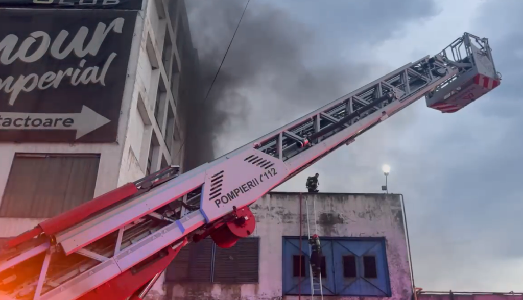 Ore întregi de luptă cu flăcările, zeci de persoane evacuate. De la ce a pornit incendiul de la Contactoare (VIDEO)