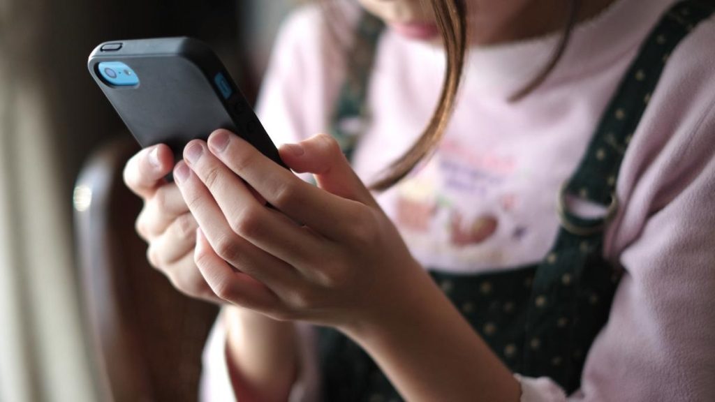 Se pregătește marea blocare pe internet? Copiii din Europa ar putea rămâne fără TikTok și Instagram